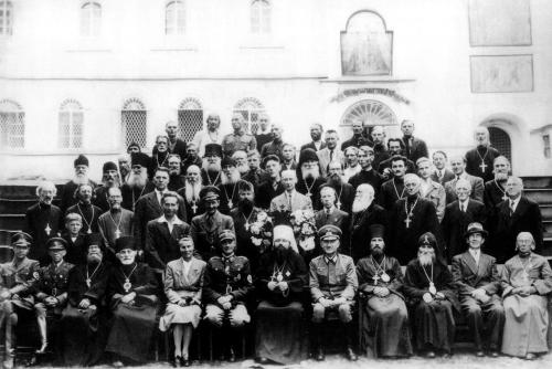 Монахи Псковско-Печерского монастыря с немецкими офицерами