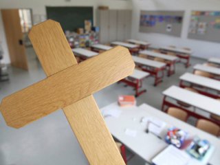 Суд в США обязал школу снять плакаты с молитвами после жалобы ученицы-атеистки