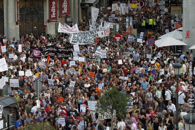 Тысячи испанцев протестовали против визита папы римского