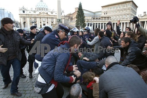 Итальянцы, недовольные растущими финансами Ватикана, провели акцию протеста