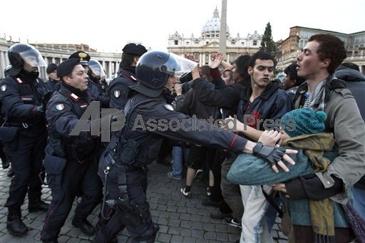 Итальянцы, недовольные растущими финансами Ватикана, провели акцию протеста