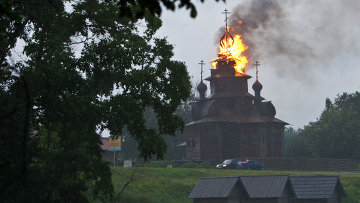 В Суздале от удара молнии загорелась древняя церковь. Что в это время делал бог?