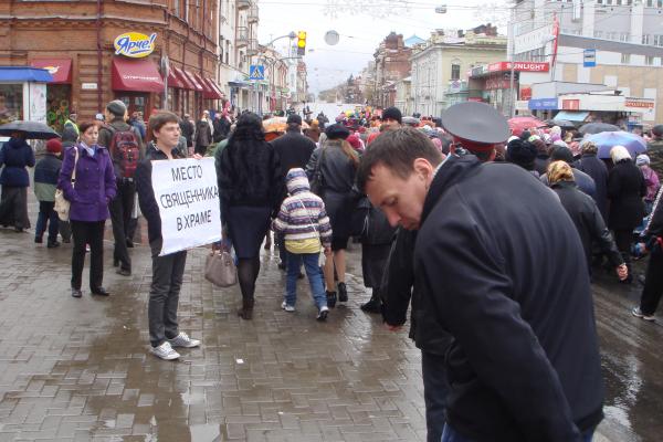 Крестный ход в Томске столкнулся с пикетами против пропаганды религии