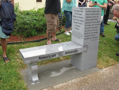 В США открыли первый в мире памятник атеизму