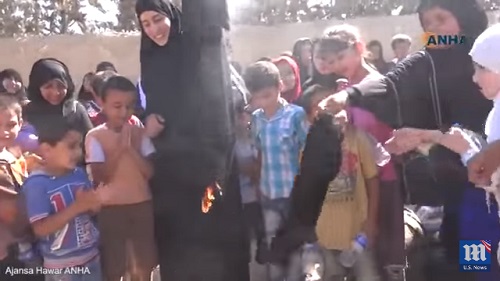 В Сирии женщины сожгли паранджу в честь освобождения от ИГ