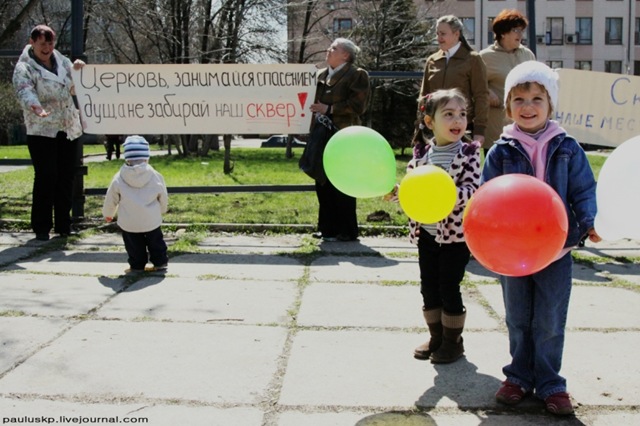 Жители Донецка встретили Пасху протестом против строительства храма