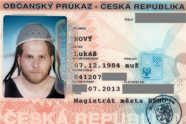 Чешский последователь пастафарианства сфотографировался на документы с дуршлагом на голове