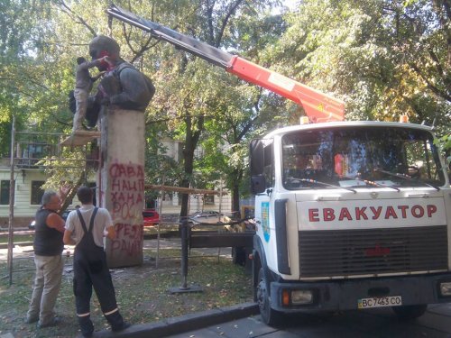 Демонтаж памятника С. Тудору во Львове