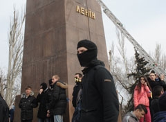 Националисты сносят памятник Ленину